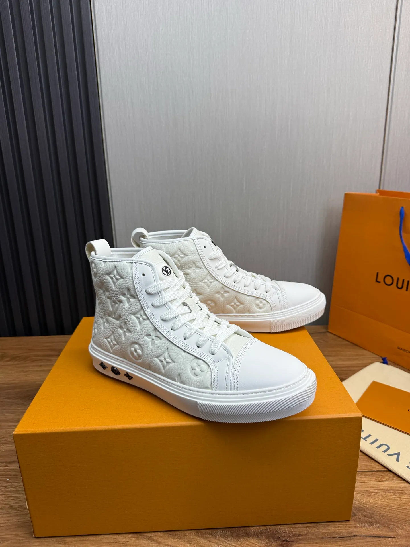 Men's shoes 💰840💰 LOUIS VUITTON [Luden Yiwei] The new trendy Lv is on the market 🎁, casual and fashionable men's shoes 👟 1:1 shipment ⬆️The upper is made of imported cowhide + cowhide mesh lining, the original wear-resistant rubber outsole, the version is simple and elegant, exclusive for trendy men. 38-45 (38.45 is non-refundable if made to order)